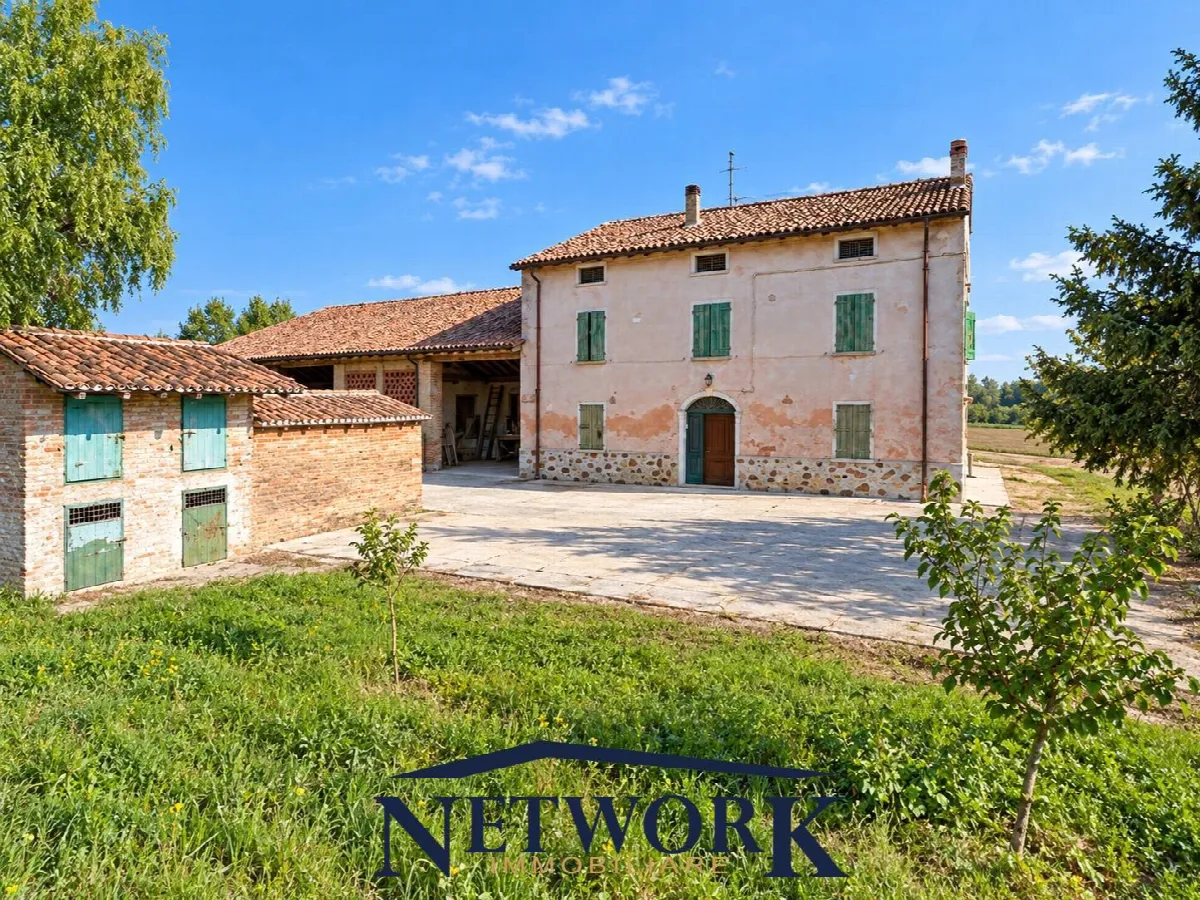 Cascina con Stalle/Fienili in vendita a Goito - foto 1