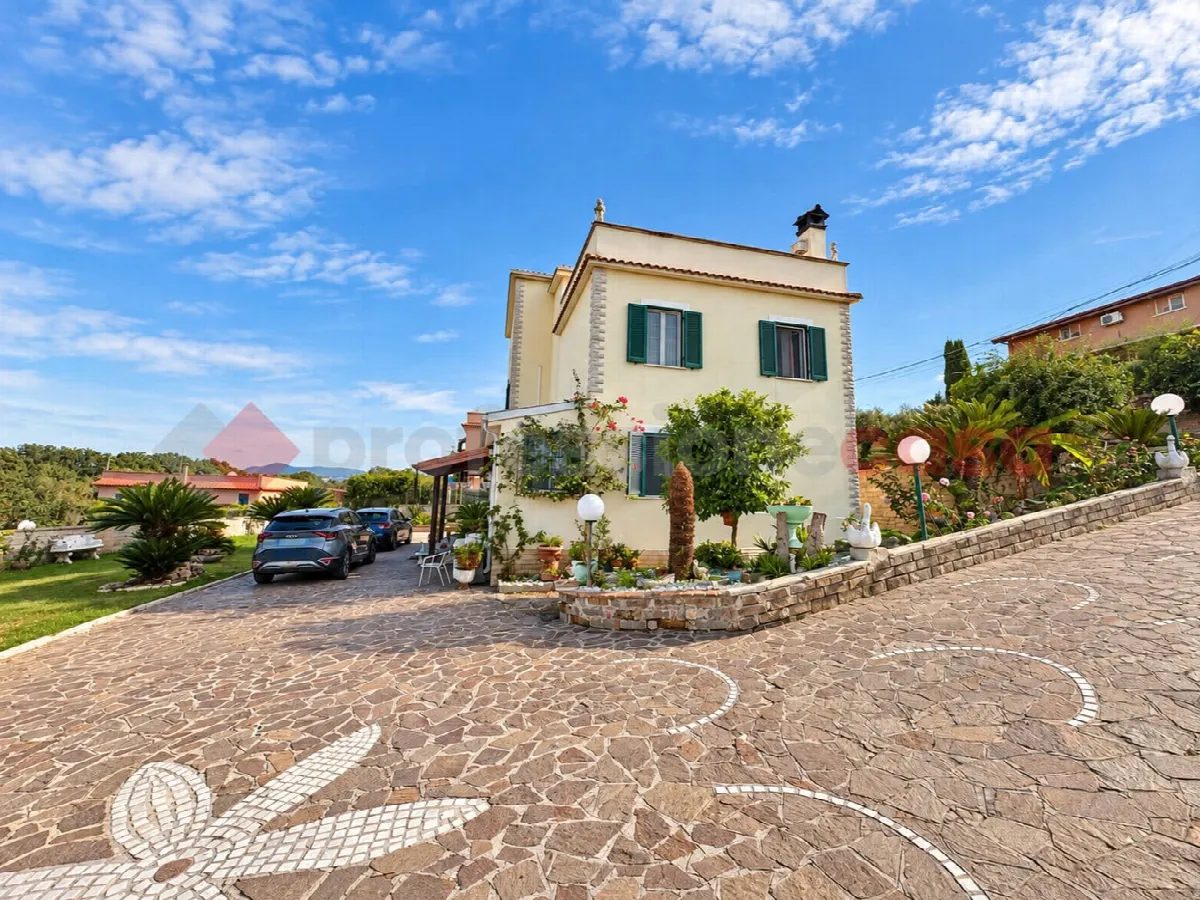 Villetta a schiera in vendita a Aprilia - foto 1